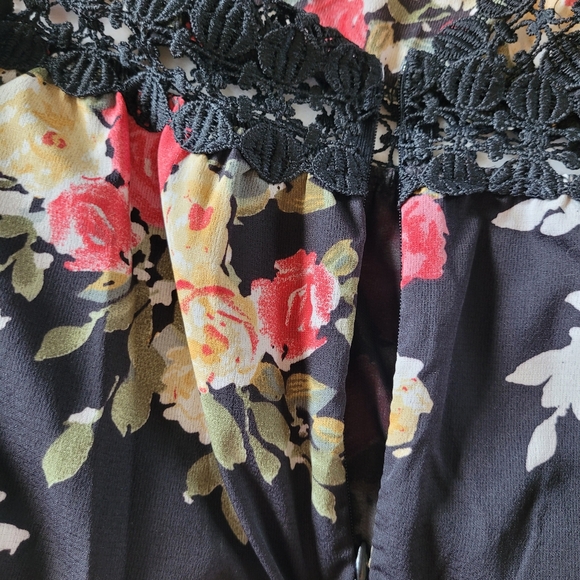 Dress with flowers and lace details - Picture 6 of 6